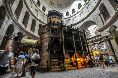 Das Heilige Grab Jesu in der Grabeskirche in Jerusalem (Bild: By Jlascar – https://www.flickr.com/photos/jlascar/10350934835/, commons wikimedia)