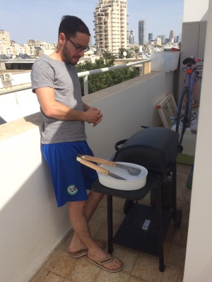 Der Israeli und sein Grill – egal, ob über den Dächern Tel Avivs oder im Park, wichtig ist, dass viel Fleisch und viele Leute dabei sind (Bild: KH). 