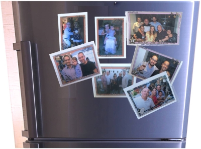 Auch so ein israelisches Phänomen: Auf den Feiern gibt’s Fotos auf Magneten für den Kühlschrank zu Hause – wir haben wenige, auf denen das Kind mal lacht (Bild: privat)