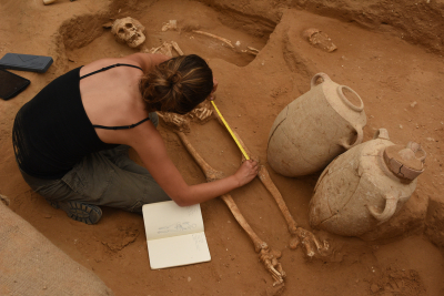 Eine Archäologin an der Ausgrabungsstätte in Aschkelon (Bild: Leon Levy Expedition to Ashkelon)