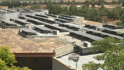 Die Solaranlage auf den Dächern der Grundschule Nitzanei Eshkol (Bild: Presse).