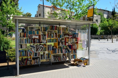 Bücher für jedermann kostenlos - eine sogenannte „Bücherstation“ in Jerusalem (Bild Naftali Hilger).