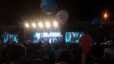 Zur Rabin-Gedenkveranstaltung versammelten sich am Samstag Abend mehrere tausend Menschen in Tel Aviv (Bild: Nahum Ciobotaru).