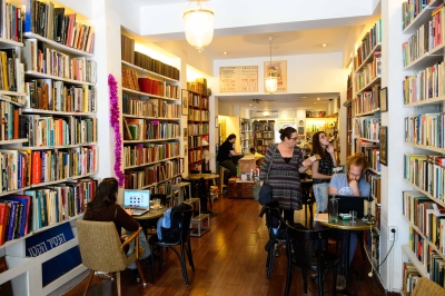 Viel spannende Literatur im Buchcafé „Kleiner Prinz“ in Tel Aviv  (Bild: Naftali Hilger).