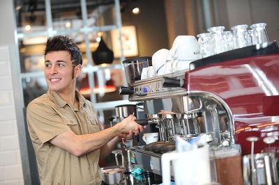 Aktuell nur mit Vorsicht zu geniessen: Eine Tasse Kaffee in einer der israelischen Café-Ketten (Bild lediglich zur Illustration: CHI Polska/Wikimedia).