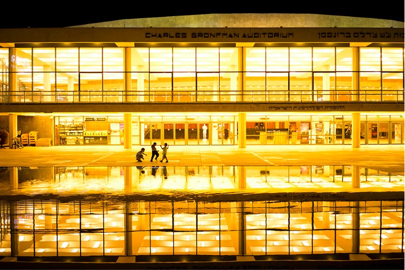 Neben Strandmotiven weiss Biran auch den Rest der Stadt perfekt in Szene zu setzen, wie hier das Habima Theater bei Nacht (Bild: Ido Biran)