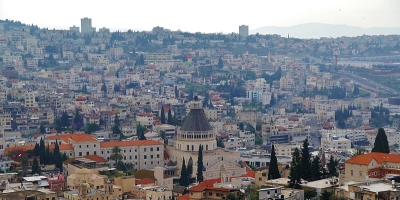 Blick auf die Verkündigungskirche und die Stadt Nazareth (Bild: Zairon/Wikimedia Commons).