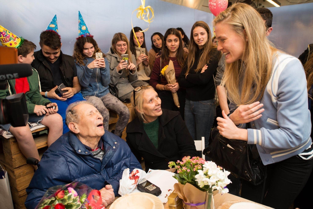 Dank der Organisation feiert der erblindete Überlebende Ernest Weiner seinen 92. Geburtstag ganz gross – und mit Besuch vom israelischen Supermodel Bar Rafaeli (Bild: Facebook-Seite der Gesellschaft für sofortige Hilfe für Holocaust-Überlebende)