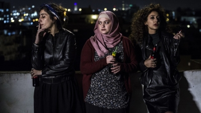 Die drei Protagonistinnen des Films „Bar Bahar – in Between“ entsprechen nicht dem Bild, das Konservative von jungen Araberinnen haben (Bild: Haifa Film Festival)