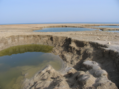 Um das Tote Meer herum tauchen immer mehr Dolinen auf. (Bild: Doron/Wikimedia Commons).