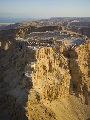 Blick auf die Masada-Festung, im Hintergrund das Tote Meer (Bild: Andrew Shiva/Wikipedia).